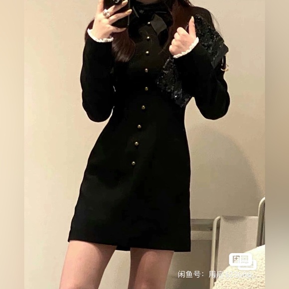 Designer Chic Black Velvet-Trim Mini/Midi Dress with Lace Cuffs & Lapel Collar - Picture 3 of 3